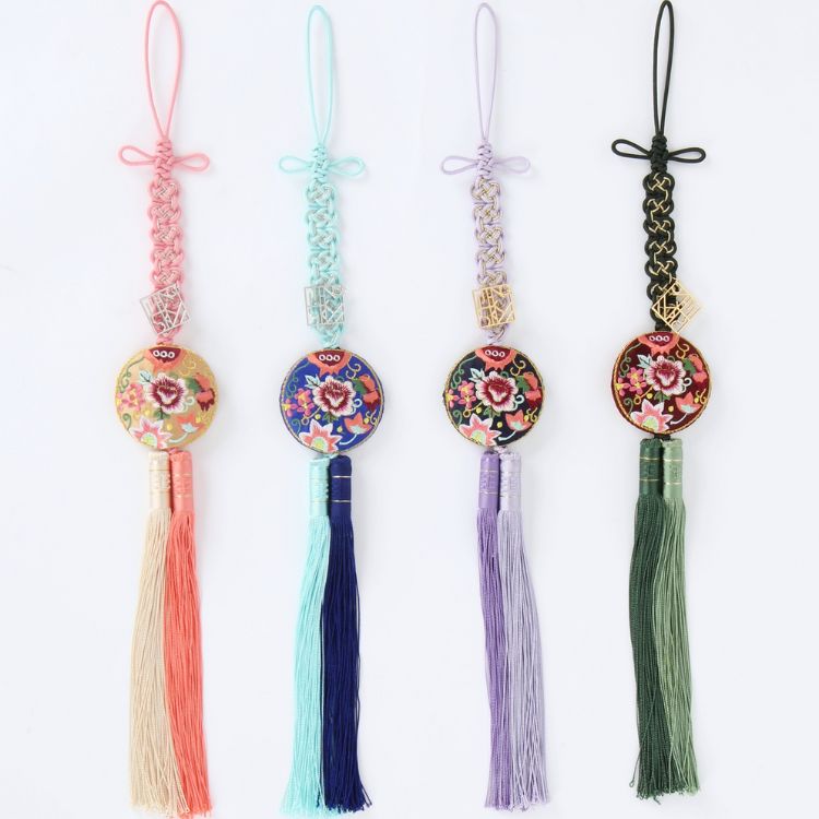 <p style="text-align:center; font-size:16px; margin-top:26px;">날개 노리개<br><span style="color:#666;">₩ 48,000</span></p>