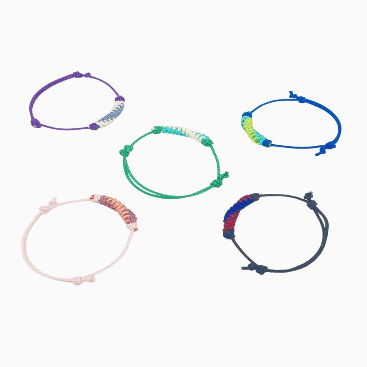 <p style="text-align:center; font-size:16px; margin-top:26px;">기본매듭팔찌<br><span style="color:#666;">₩ 7,000</span></p>