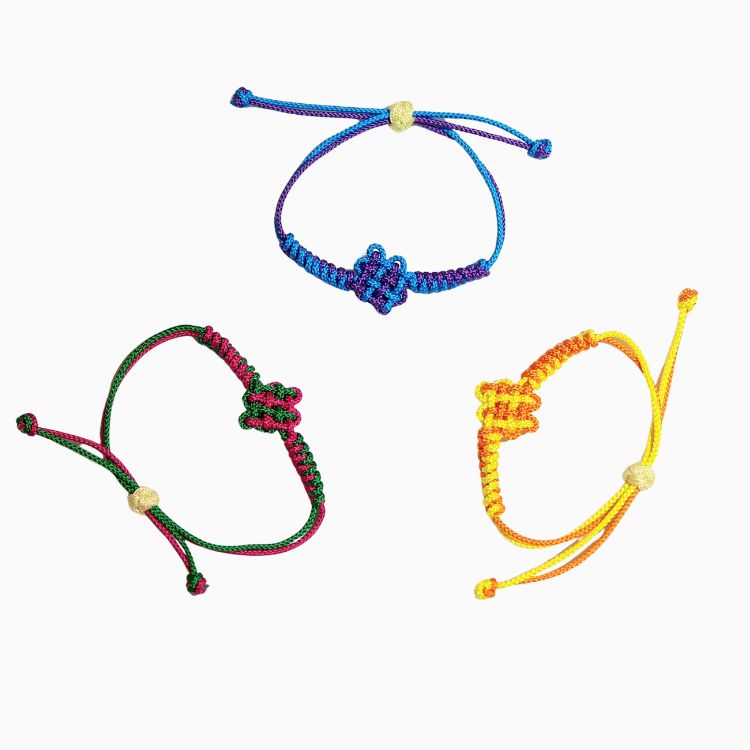 <p style="text-align:center; font-size:16px; margin-top:26px;">국화장식 매듭팔찌<br><span style="color:#666;">₩ 15,000</span></p>