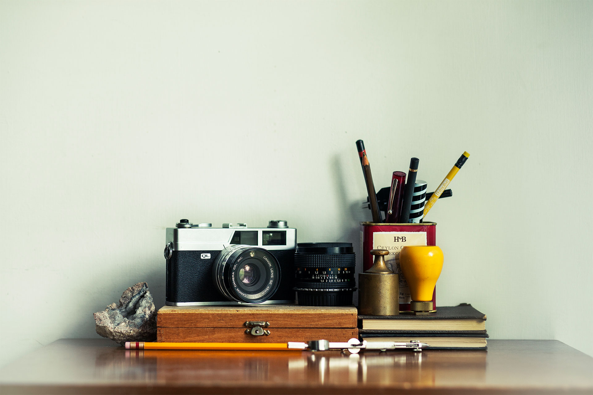 <div style="background:rgba(0,0,0,0.45); padding:10px 14px 5px 14px ; border-radius:12px; line-height:1.5;">   <span style="font-size:16px; font-weight:800; color:#ffffff; letter-spacing:-1px;">📸사진여행</span><br>   <span style="font-size:11px;font-weight:300;  color:#f1f1f1; letter-spacing:-1px;">사진가·작가와 함께<br>빛과 색을 담는 여정</span> </div>