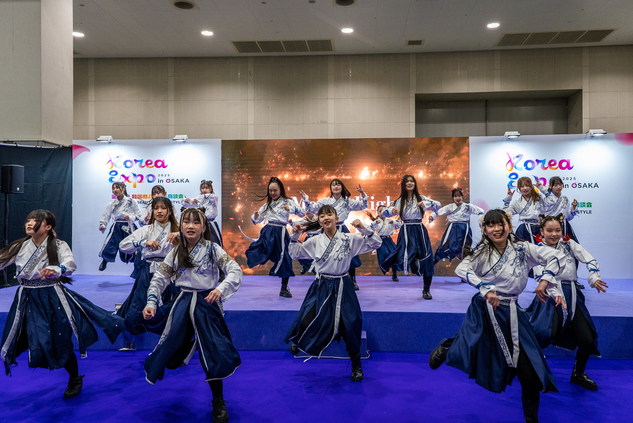 Korea Expo Tokyoのメインステージで行われるKカルチャーのパフォーマンス。ダンサーが観客を盛り上げている様子。