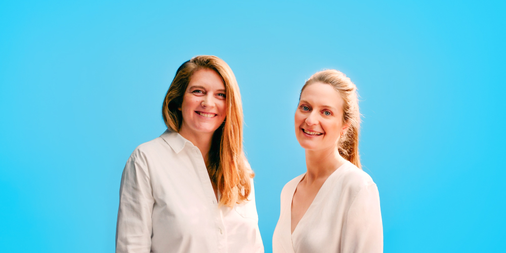 <div style="position: relative; height: 350px; background-image: url('your-image-url.jpg'); background-size: cover; background-position: center; display: flex; align-items: flex-start; justify-content: flex-end; padding-right: 20px; padding-top: 50px; text-align: right;">     <div>         <h1 style="line-height: 1.05; font-size: 28px; color: rgb(255, 255, 255); margin: 0;">             <strong>Our Sustainable <br>Journey</strong>         </h1>         <p style="font-size: 14px; color: rgb(255, 255, 255); margin-top: 10px;">  두 약사로부터 시작된 지속 가능한 아름다움의 여정    </p>     </div> </div>