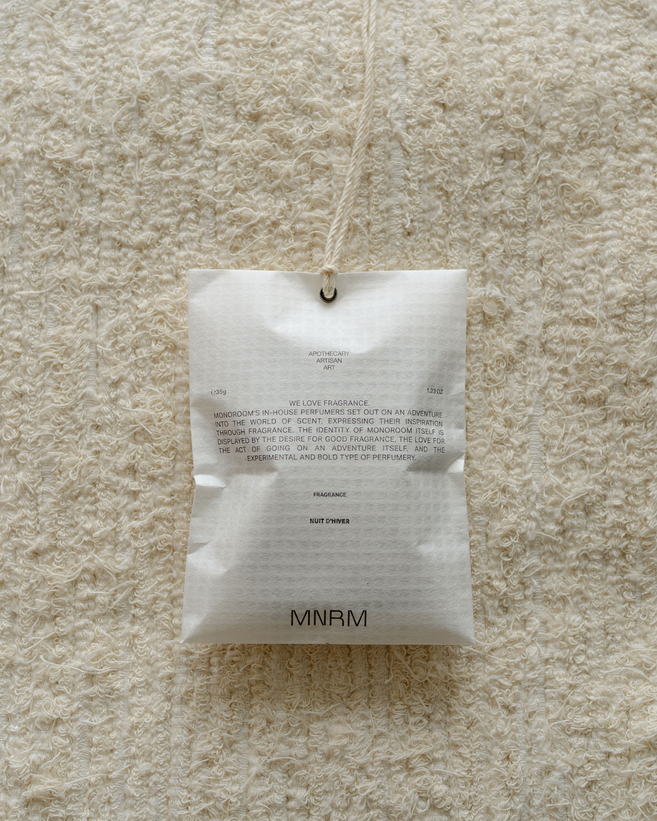 모노룸의 다양한 사이즈의 패키지가 나란히 놓여있는 모습