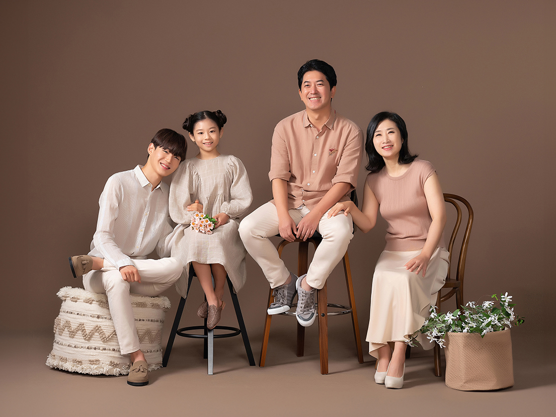 11명 대가족사진 3대가 모여 캐주얼 의상으로 맞춰 입고 촬영한 따뜻한 느낌의 가족사진