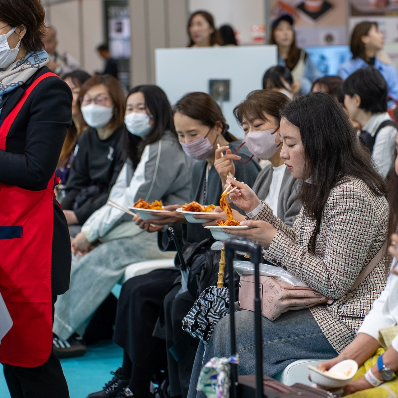 来場者がK-Food試食の体験クラスに参加し、韓国文化を間近で体感している様子。