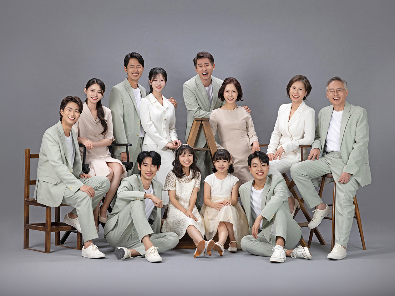 5인의 중년여성 우정사진 모두 흰남방셔츠에 청반바지를 입고 밝게 웃는 사진 