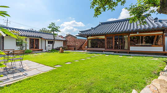<p class="m-txt1">천연 잔디 야외 마당</p>