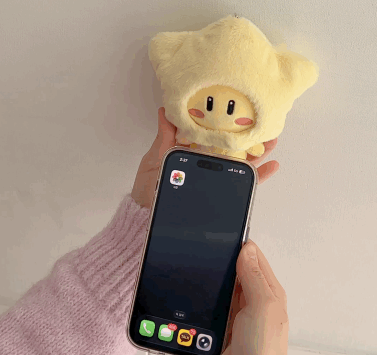 실물 굿즈(키링, 인형 등)에 스마트폰을 가볍게 태그하세요.