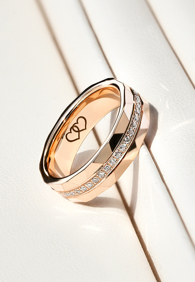 아크레도 시그니처 인그레이빙 기술과 정교한 각인을 새긴 커스터마이징 웨딩밴드