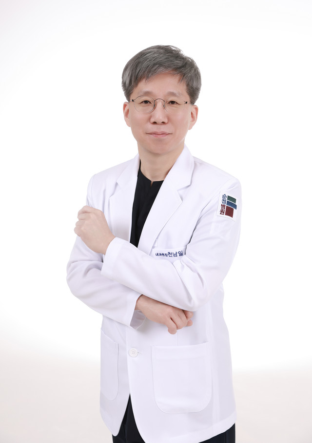내과 전문의<br/ ><span style="font-weight: 900";>천남일 원장</span>
