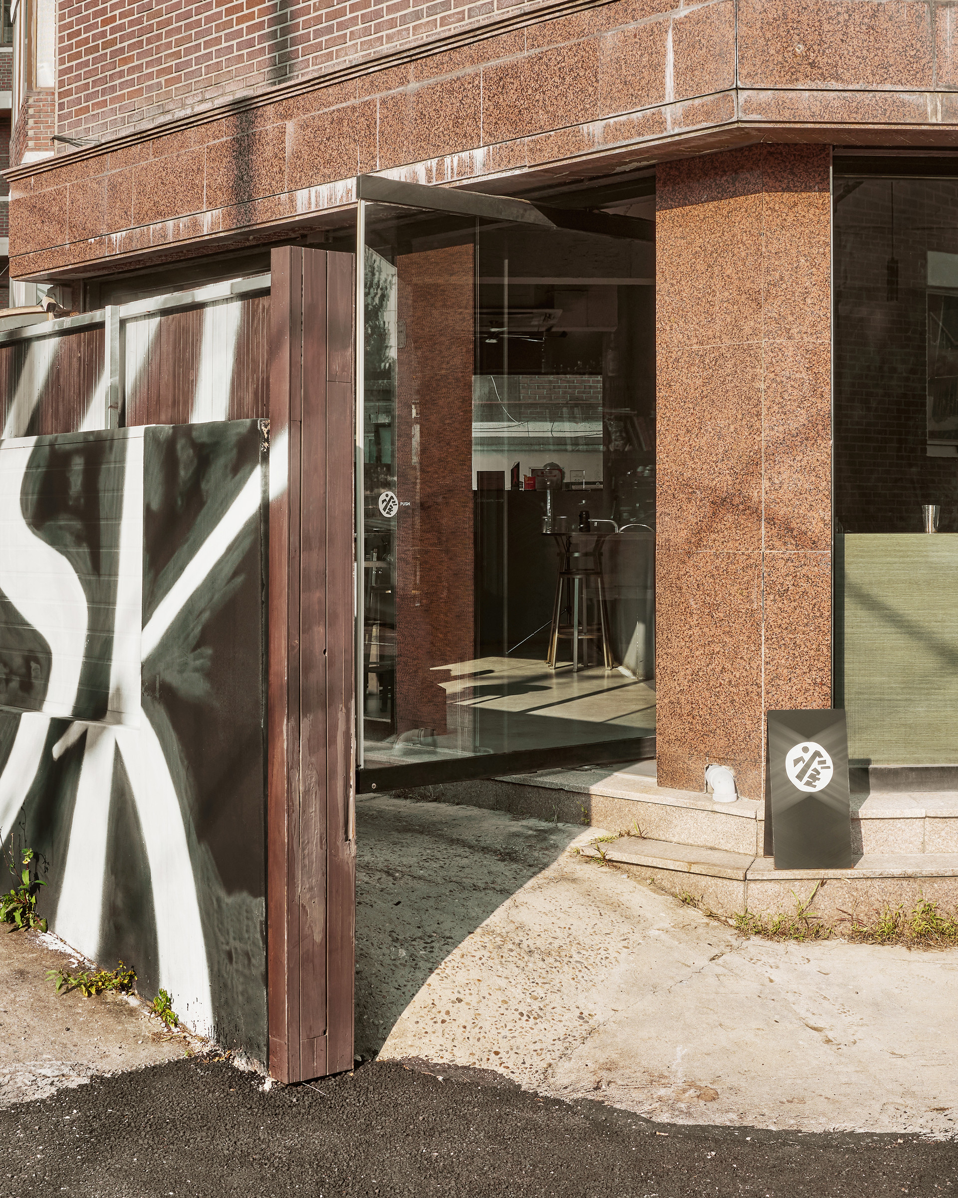 동네 어귀의 주택을 리뉴얼한 연신내 <기슭> 