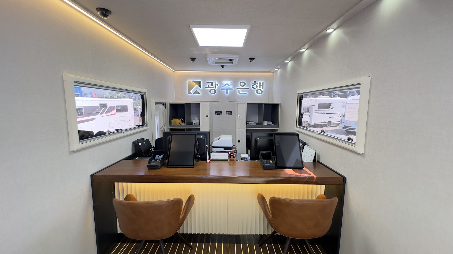 실제제작차량 - 광주은행이동업무차량 실내