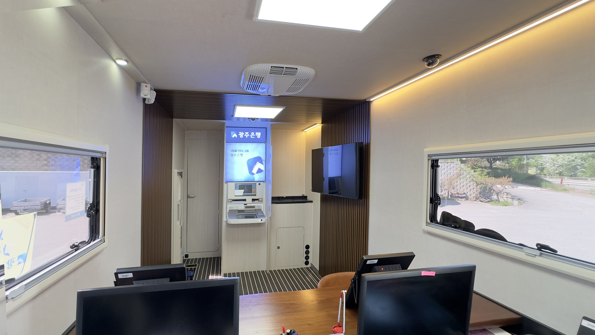 실제제작차량 - 광주은행이동업무차량 실내