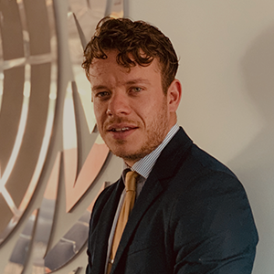   <table class="noBorder" style="width: 100%;"> 	<tbody> 		<tr> 			<td style="width: 70%; vertical-align: middle;"><span style="letter-spacing: 1px; font-size: 20px; color: rgb(255, 255, 255);"><strong><span style="line-height: 1.5;">도리안 로먼스</span></strong></span> 				<br><span style="color: rgb(255, 255, 255); font-size: 14px; line-height: 1.5;">유네스코 프로그램 담당관</span></td> 			<td style="width: 30%; vertical-align: middle; text-align: right;"><span style="color: rgb(255, 255, 255);"><span style="font-size: 13px;"><img src="https://cdn.imweb.me/upload/S2024032325ef3cb207c5f/bbb07e372c11d.png" class="fr-fin fr-dib fr-fir"></span></span></td> 		</tr> 	</tbody> </table>