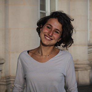   <table class="noBorder" style="width: 100%;"> 	<tbody> 		<tr> 			<td style="width: 70%; vertical-align: middle;"><span style="letter-spacing: 1px; font-size: 20px; color: rgb(255, 255, 255);"><strong><span style="line-height: 1.5;">베네데타 코스코</span></strong></span> 				<br><span style="color: rgb(255, 255, 255); font-size: 14px; line-height: 1.5;">세계지방정부연합 정책 담당관</span></td> 			<td style="width: 30%; vertical-align: middle; text-align: right;"><span style="color: rgb(255, 255, 255);"><span style="font-size: 13px;"><img src="https://cdn.imweb.me/upload/S2024032325ef3cb207c5f/bbb07e372c11d.png" class="fr-fin fr-dib fr-fir"></span></span></td> 		</tr> 	</tbody> </table>