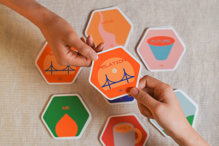 <h6 style="text-align: center;"><span style="font-size: 22px;"><strong>스타터</strong></span></h6>  <p style="text-align: center; line-height: 1.5;"><span style="font-size: 14px;">부담 없는 대화의 시작을 도와줍니다.</span> 	<br><span style="font-size: 14px;">청소년 300명과 함께 만들었습니다.</span></p>