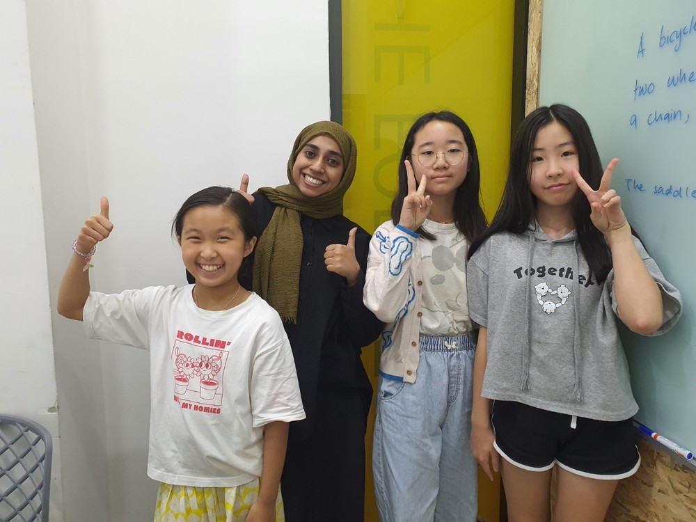 교실과 수업 이미지를 통해 <em>실제 분위기</em>를 먼저 보여줍니다