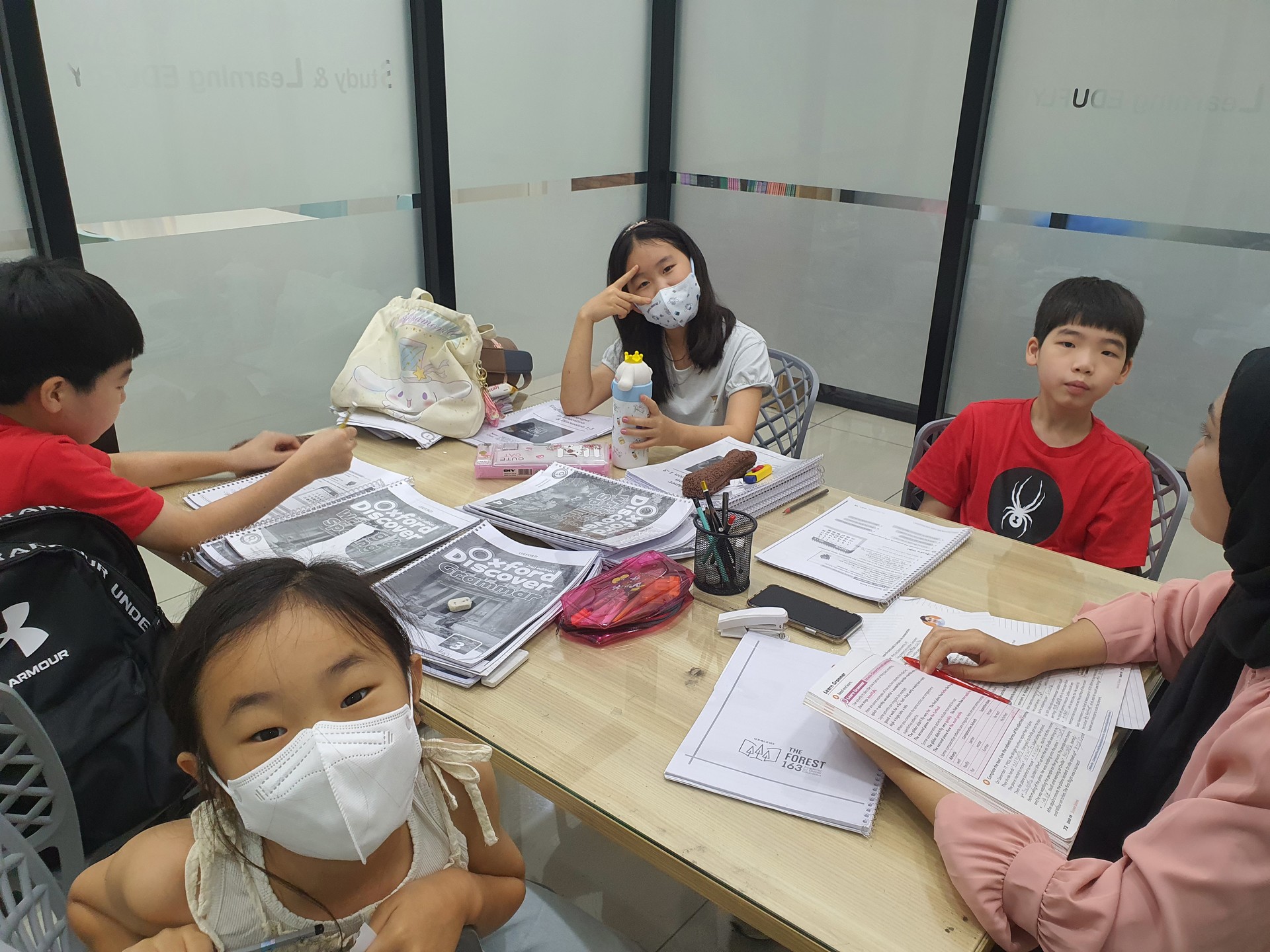 교실과 수업 이미지를 통해 <em>실제 분위기</em>를 먼저 보여줍니다
