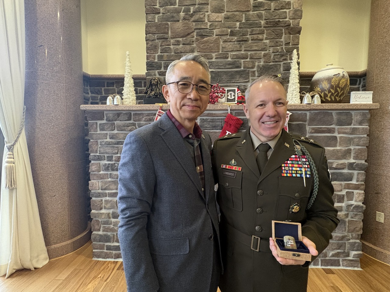 미2사단 신년 리셉션 (1.10, 미2사단장 롬바르도 소장에게 도장선물)
