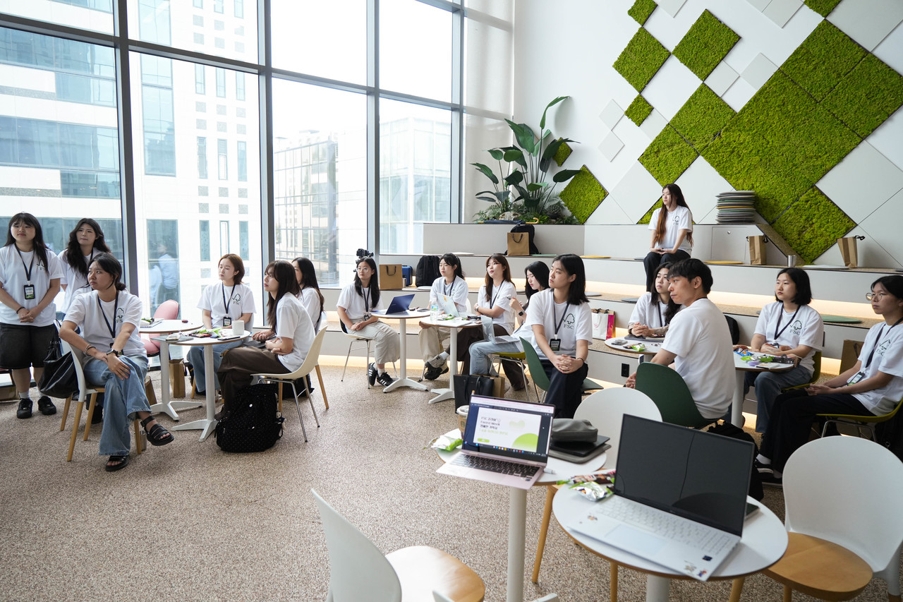 콜마BNH 주식회사가 (사)한국ESG위원회와 ESG코리아뉴스가<br>공동 주최한 2025 한국ESG경영대상 THE BEST ESG 시상식에서<br> 중견기업 부문 대상을 수상했다. 