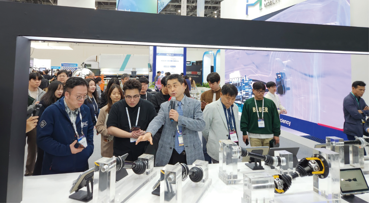 좌측부터 권인규 부연구소장, 최윤성 연구원, 강우승 책임연구원, 노정수 구동설계실장