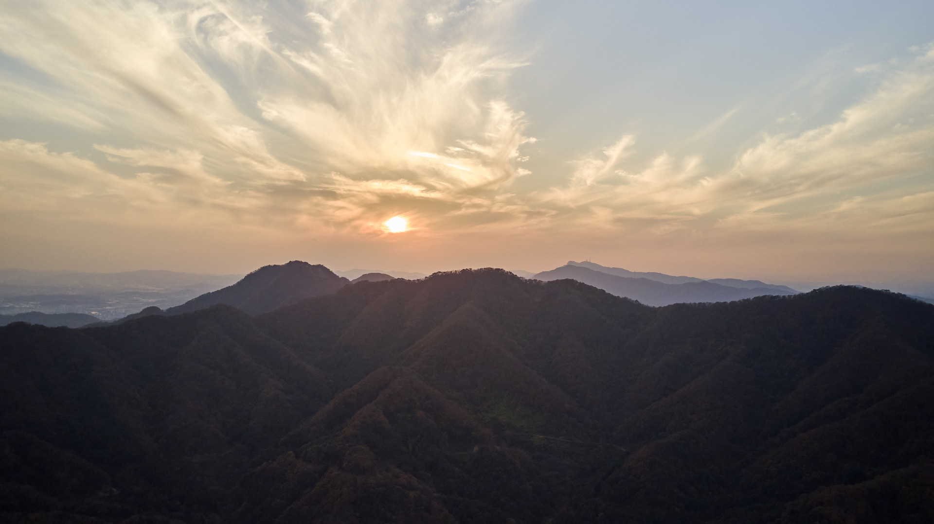 우리는 우리가 늘 생각하는 것이 된다. 그것이 가장 묘한 비밀이다.  - 얼 나이팅게일(Earl Nightingale V, 1921-1989), 미국의 작가