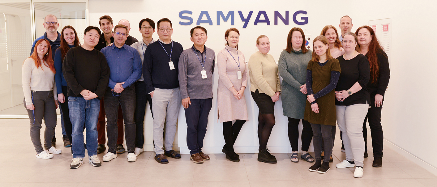 <p style="padding-right: 6%; text-align: right;"><span style="font-size: 16px;">삼양바이오팜 헝가리 법인 직원들의 모습</span></p>