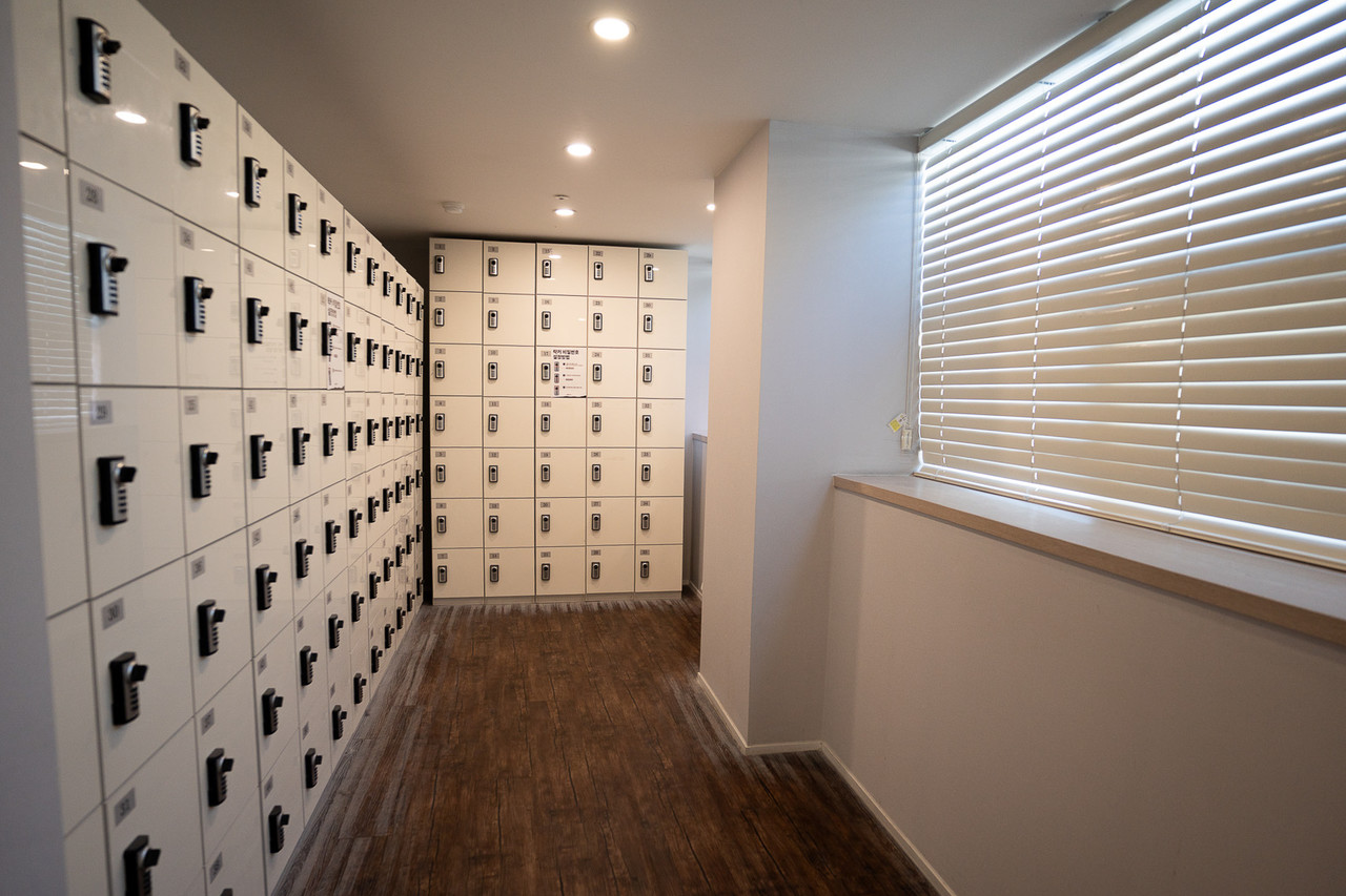 탈의실 Locker Room