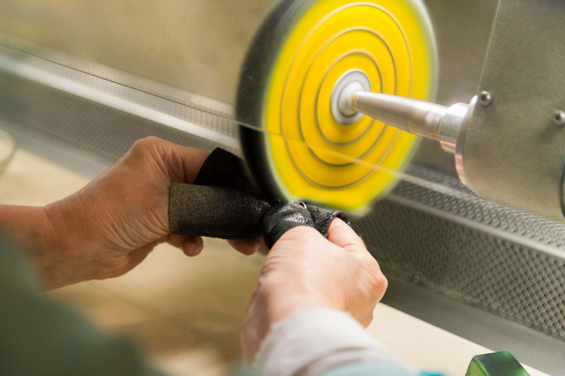 POLISHING SERVICE<br><br>아이의 일부인 미아방지 주얼리 제품은 착용기간이 길어지며 흠집이 생기거나 마모될 수 있습니다.<br>Oaa의 Shapists, 그리고 파트너십을 맺고있는 Expert Jeweler들은 제품의 광택을 되찾기 위해 먼저 꼼꼼한 세척 작업 후<br>특수 크림과 천을 이용하지만 제품의 스크래치가 심한 경우 폴리싱을 진행합니다.