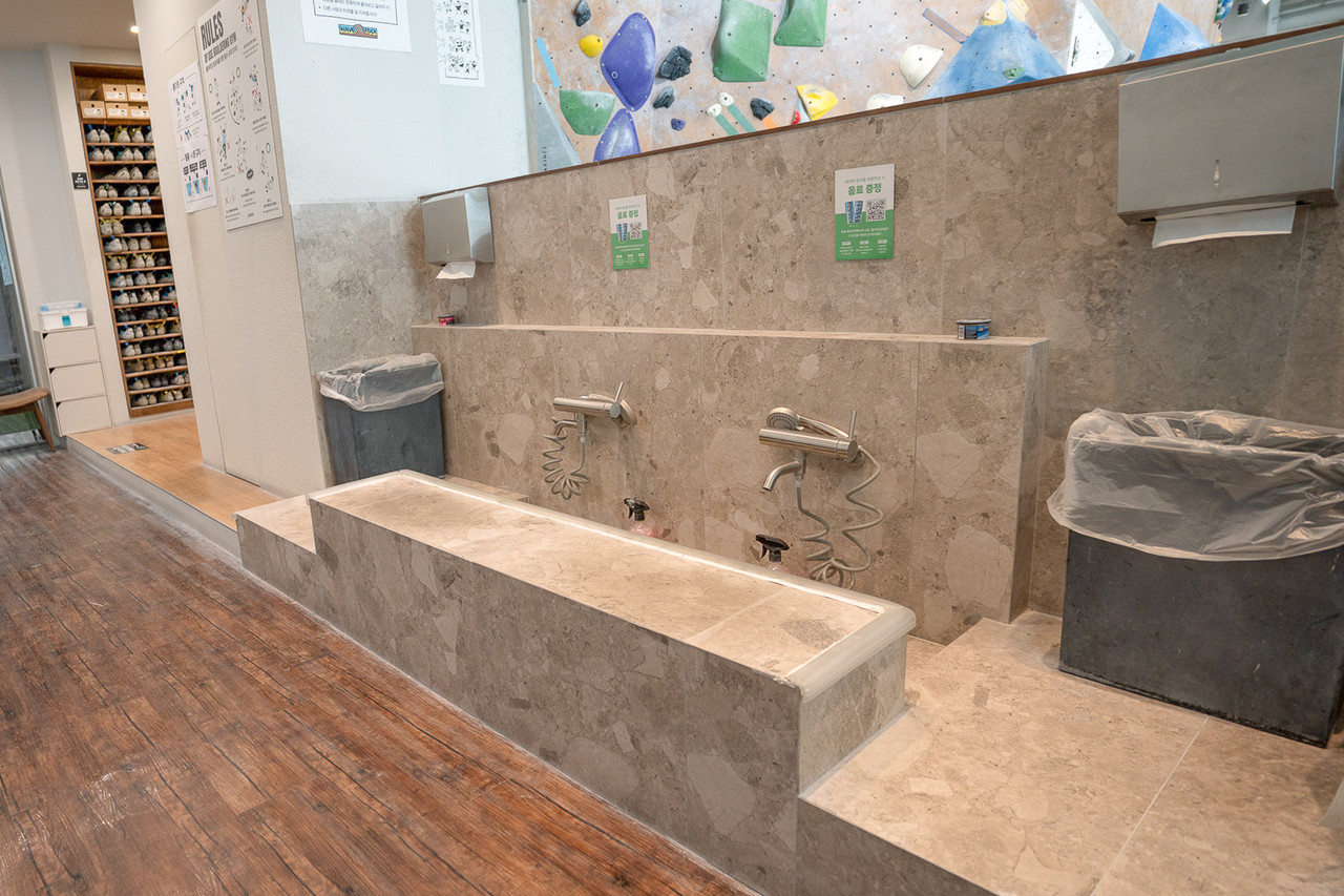 세족실 Foot wash area