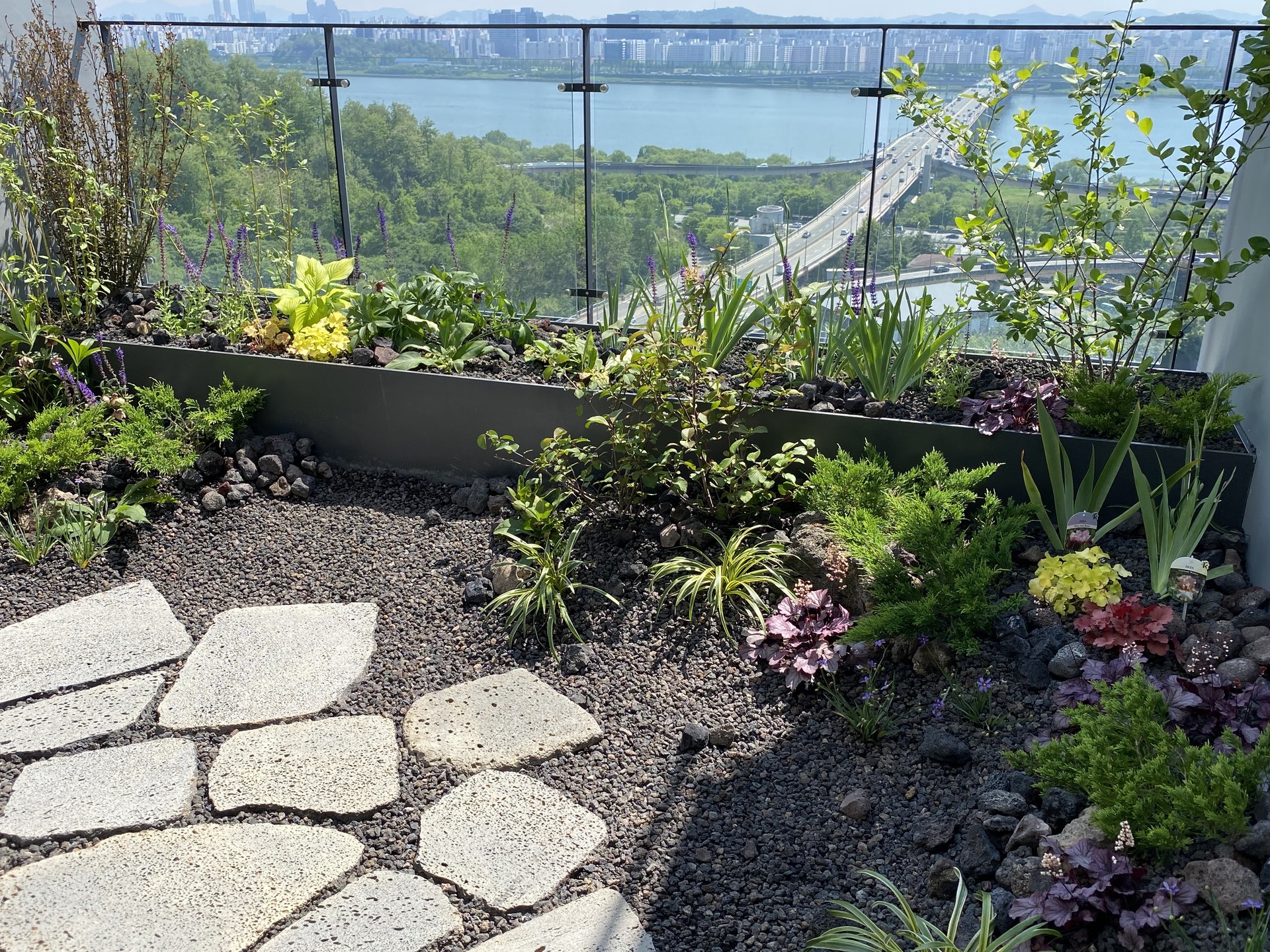 <p style="text-align: center; line-height: 1.15;"><span style="font-size: 20px; color: rgb(255, 255, 255);">[2023 - 2024]</span></p>  <p style="line-height: 1.15; text-align: center;"><span style="color: rgb(255,255,255);"><span style="font-size: 60px;">그린코아더베스트 펜트층 정원</span></span></p>  <p style="line-height: 1.15; text-align: center;"><span style="font-size: 30px; color: rgb(255,255,255);"></span></p>