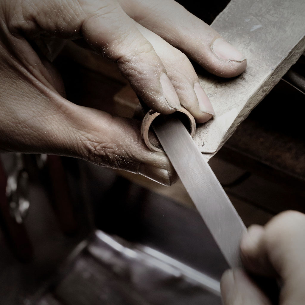 형태는 손을 통해 완성됩니다.