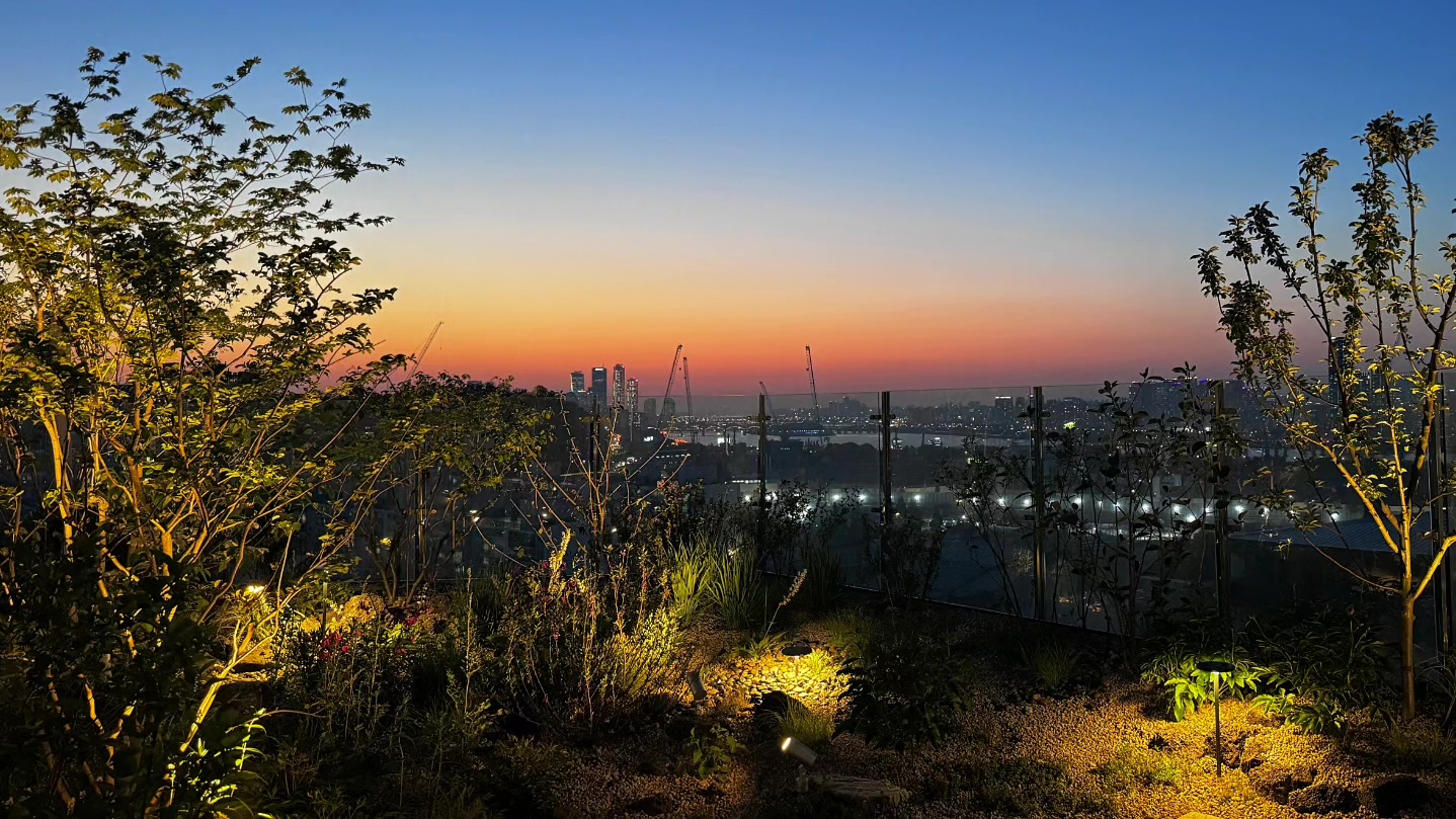 <p style="text-align: center; line-height: 1.15;"><span style="font-size: 20px; color: rgb(255, 255, 255);">[2024]</span></p>  <p style="line-height: 1.15; text-align: center;"><span style="color: rgb(255,255,255);"><span style="font-size: 60px;">반포동 선데일빌라 펜트층 정원</span></span></p>  <p style="line-height: 1.15; text-align: center;"><span style="font-size: 30px; color: rgb(255,255,255);">자연 속 동행</span></p>