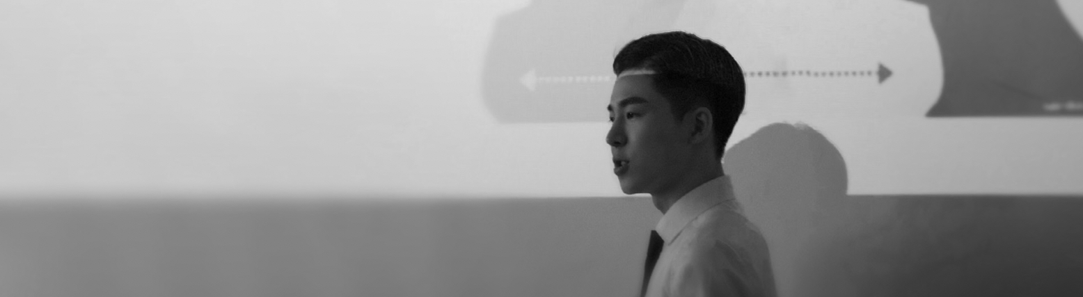 bxd 강의 현장 이미지, 강사가 프로젝션 화면 앞에서 브랜드 사고 흐름과 방향성을 설명하는 강의 장면