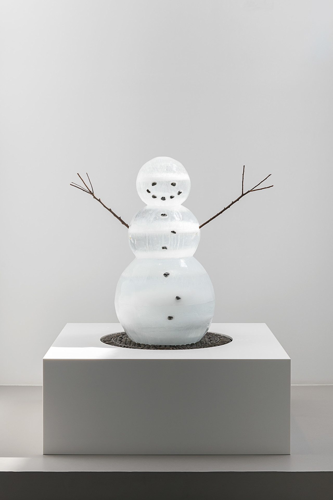 <figcaption class="artwork-caption">     <div class="artist">Philippe Parreno</div>     <div class="title"><em>Iceman in Reality Park</em></div>     <div class="year">1995–2019</div>     <div class="material">       Sculpted ice, stones, wooden sticks, Corian plinth with found metal manhole cover     </div>     <div class="dimensions">       Dimensions variable </div>   </figcaption>