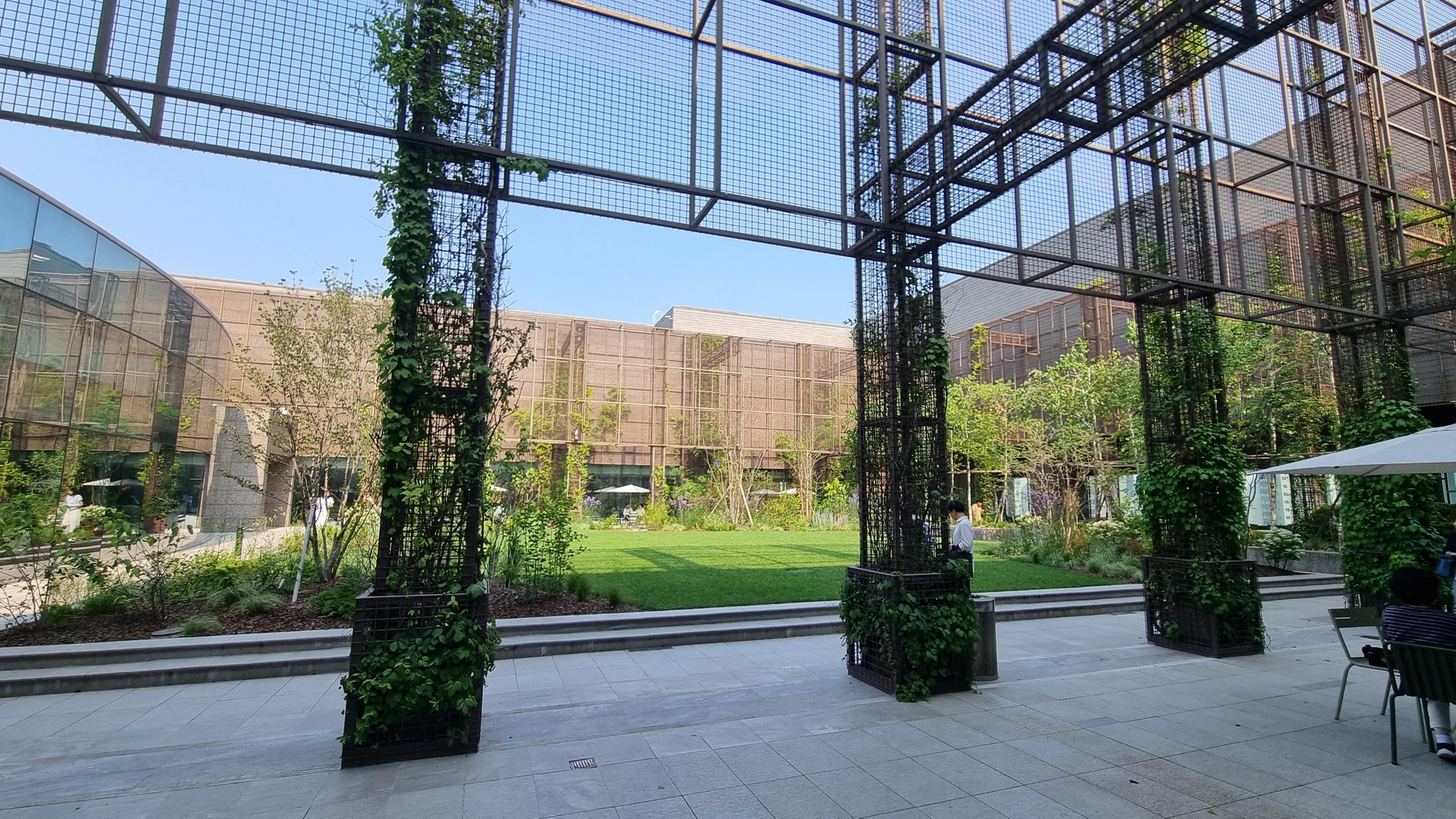 <p style="text-align: center; line-height: 1.15;"><span style="font-size: 20px; color: rgb(255, 255, 255);">[2025]</span></p>  <p style="line-height: 1.15; text-align: center;"><span style="color: #FFF;"><span style="font-size: 60px;">현대백화점 판교점 하늘정원</span></span></p>  <p style="line-height: 1.15; text-align: center;"><span style="font-size: 30px; color: #FFF;">Nature & Flow</span></p>