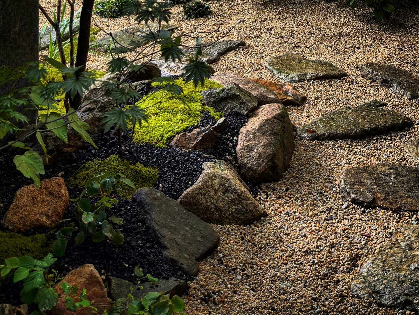 <p style="text-align: center; line-height: 1.15;"><span style="font-size: 20px; color: rgb(255, 255, 255);">[2024]</span></p>  <p style="line-height: 1.15; text-align: center;"><span style="color: #fff;"><span style="font-size: 60px;">성북동 개인주택 정원</span></span></p>  <p style="line-height: 1.15; text-align: center;"><span style="font-size: 30px; color: #fff;">재질과 물성을 살린 정원</span></p>