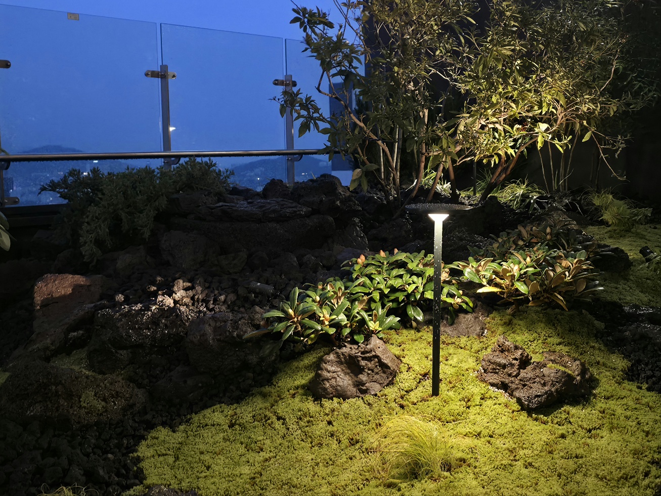 <p style="text-align: center; line-height: 1.15;"><span style="font-size: 20px; color: rgb(255, 255, 255);">[2025]</span></p>  <p style="text-align: center; line-height: 1.15;"><span style="color: rgb(255, 255, 255);"><span style="font-size: 60px;">원베일리 테라스 정원</span></span></p>  <p style="text-align: center; line-height: 1.15;"><span style="font-size: 30px; color: rgb(255, 255, 255);">Cloudscape: 하늘과 맞닿아 있는 테라스에서 자연과 교감하는 정원</span></p>