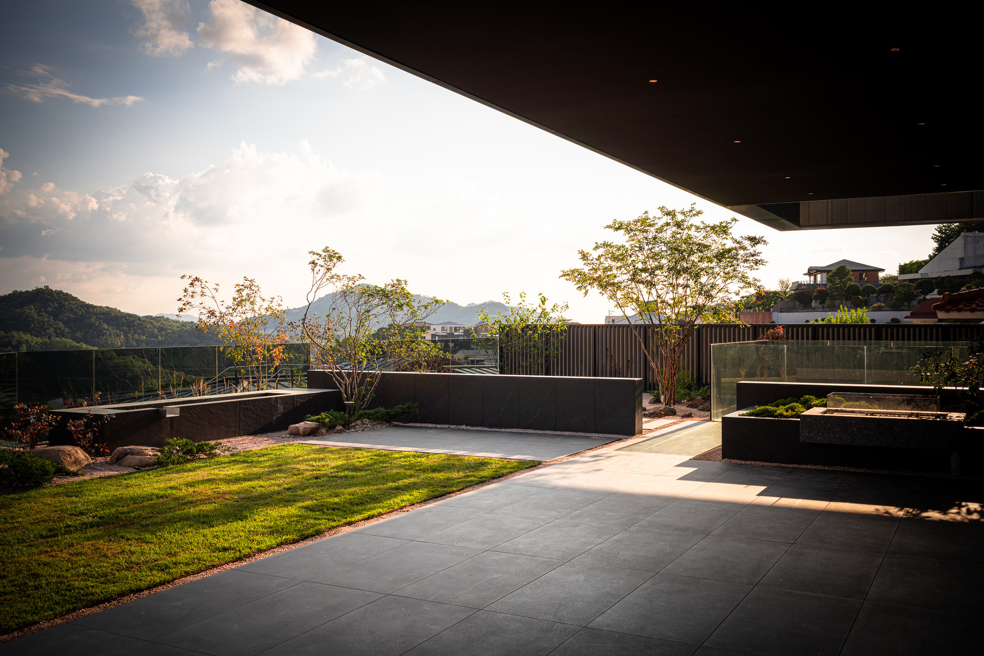 <p style="text-align: center; line-height: 1.15;"><span style="color: rgb(255, 255, 255);">[2019 - 2025]</span></p>  <p style="text-align: center; line-height: 1.15;"><span style="color: rgb(255, 255, 255);"><span style="font-size: 48px;">평창동 개인주택 정원</span></span></p>  <p style="text-align: center; line-height: 1.15;"><span style="font-size: 30px; color: rgb(255, 255, 255);">'도시의 소음을 낮추고 고요를 들이는, 머무는 뜰'</span></p>