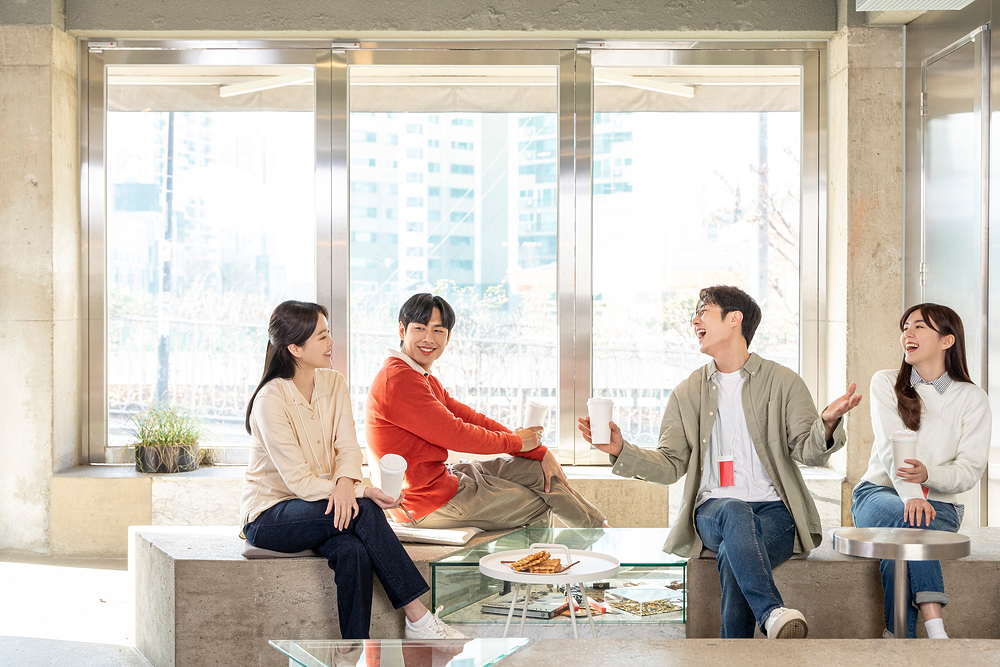 <div style="padding-left:25px; padding-bottom:25px;"> 	<!-- 타이틀 --> 	<div style="text-align: left; margin-top: 15px; line-height: 1.5;"><span style="color: rgb(255, 255, 255); font-size: 26px;"><strong>사내카페 서비스&nbsp;</strong></span><span style="color: rgb(255, 255, 255); font-size: 18px;"><strong>(유인/무인)</strong></span></div> 	<!-- 설명 -->  	<p style="text-align: left; margin-top: 15px; line-height: 1.5;"><span style="font-size: 16px;"><span style="color: rgb(216, 216, 216); line-height: 1.55;">기업 내 직영 운영과 무인카페 시스템&nbsp;</span></span> 		<br><span style="font-size: 16px;"><span style="color: rgb(216, 216, 216); line-height: 1.55;">도입을 비롯해, 관공서와 대학교(임대 포함)&nbsp;</span></span> 		<br><span style="font-size: 16px;"><span style="color: rgb(216, 216, 216); line-height: 1.55;">운영까지 폭넓게 지원합니다. <br></span></span></p> </div>