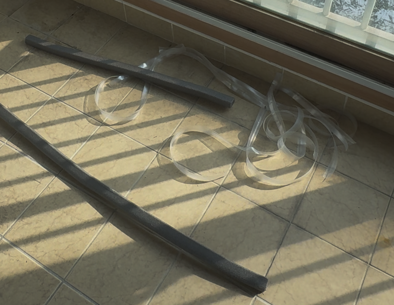 에너지잡고에서 창문소음차단에 사용하는 정품 창문바람막이 틈가드의 소재는 신소재 abs와 폴리우레탄폼, 친환경 접착제입니다. | 외풍차단, 소음차단, 창문바람막이, 우풍차단, 외풍차단시공, 창문바람막이 시공, 창문벌레 차단, 창틀바람막이, 창틈인테리어는 에너지잡고