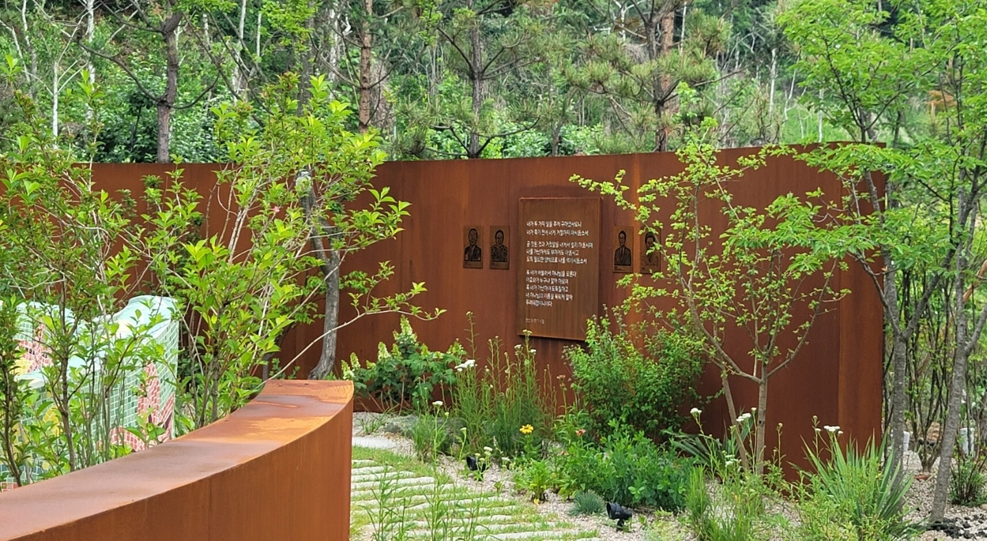 <p style="text-align: center; line-height: 1.15;"><span style="font-size: 20px; color: rgb(255, 255, 255);">[2022]</span></p>  <p style="line-height: 1.15; text-align: center;"><span style="color: rgb(255,255,255);"><span style="font-size: 60px;">대유 몽베르 C.C 기념정원</span></span></p>  <p style="line-height: 1.15; text-align: center;"><span style="font-size: 30px; color: rgb(255,255,255);"></span></p>