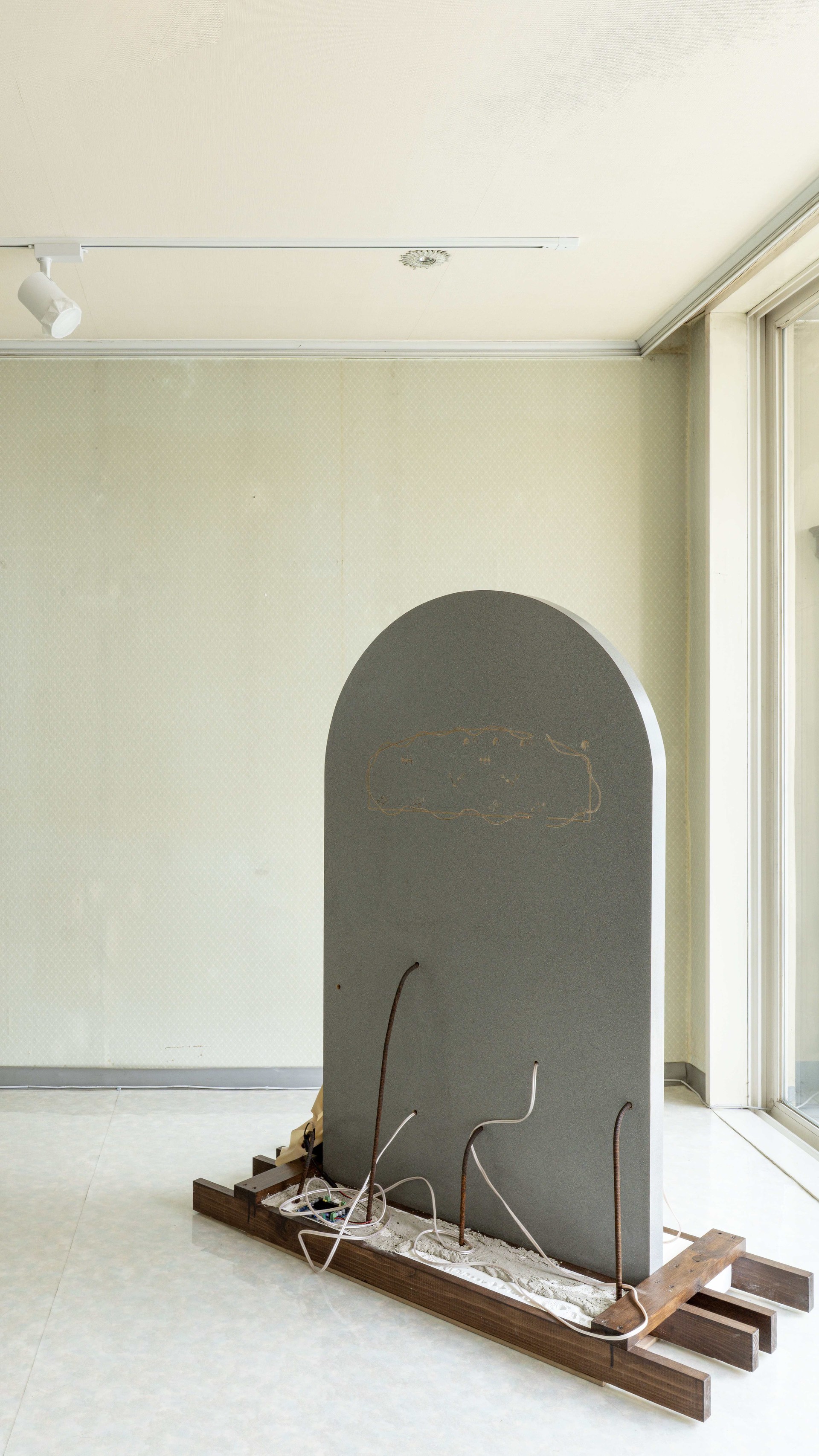 서민우, 〈비()-문〉, 2025, 153x123x52cm, MDF합판, 나무 각재, 시트지, 라텍스, 철, 시멘트, 아 이소핑크, 스피커, 앰프, 30min, 촬영: 지윤구