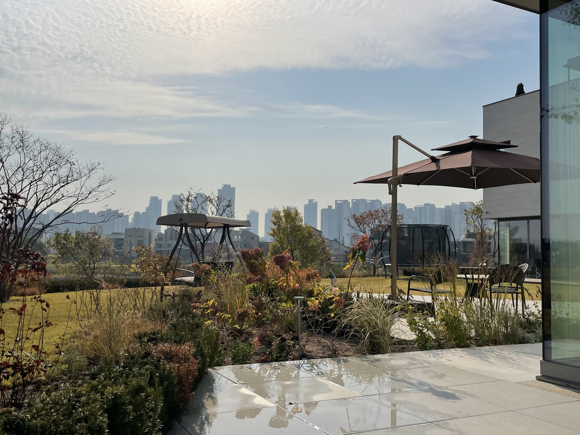 <p style="text-align: center; line-height: 1.15;"><span style="font-size: 20px; color: rgb(255, 255, 255);">[2022]</span></p>  <p style="line-height: 1.15; text-align: center;"><span style="color: #fff;"><span style="font-size: 60px;">청라동 개인주택 정원</span></span></p> 