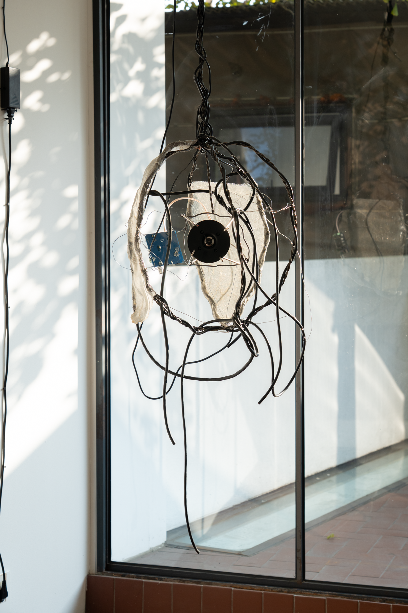 서민우, 〈howled feedbacking〉, 2025, 철, 스테인리스 스틸, 라텍스, 오디오 케이블, 스피커, 앰프, 음원: 〈허물과 궤적: 나선형 수평계〉 수록: 폐쇄형 정원, 정수리부터 한 뼘만큼의 원형, 여덟 번 펼치고 세번 접은 선, 135 x 42 x 37, 7분 30초, 촬영: 스튜디오 아뉴스