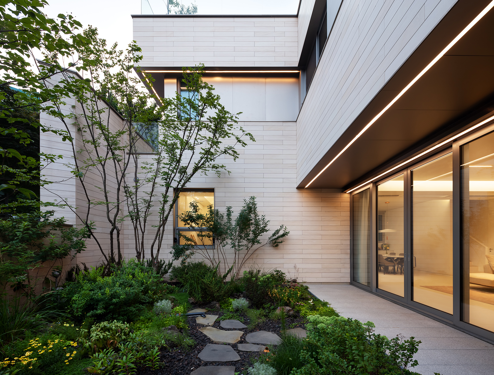 <p style="text-align: center; line-height: 1.15;"><span style="font-size: 20px; color: rgb(255, 255, 255);">[2022]</span></p>  <p style="line-height: 1.15; text-align: center;"><span style="color: #fff;"><span style="font-size: 60px;">삼성동 개인주택 정원</span></span></p>  <p style="line-height: 1.15; text-align: center;"><span style="font-size: 30px; color: #fff;"></span></p>