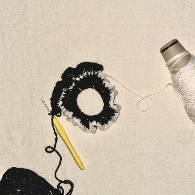 <p style="text-align:left; font-size:16px; margin-top:26px;">WOOL HANDMADE SCRUNCHIE<br><span style="color:#666;">₩ 39,000</span></p>