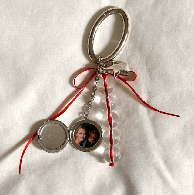 <p style="text-align:left; font-size:16px; margin-top:26px;">CIRCLE PHOTO KEYRING<br><span style="color:#666;">₩ 27,000</span></p>