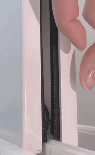 전문가의 맞춤시공으로 창틈에 딱맞게 설치된 창틀바람막이 틈가드의 모습입니다. | 외풍차단, 소음차단, 창문바람막이, 우풍차단, 외풍차단시공, 창문바람막이 시공, 창문벌레 차단, 창틀바람막이, 창틈인테리어는 에너지잡고