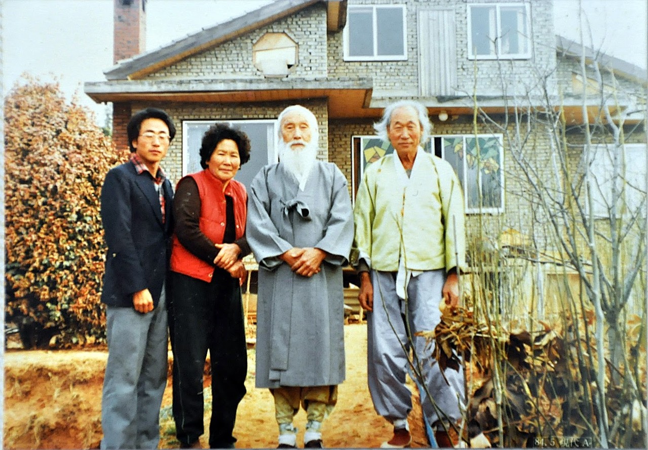 故함석헌과 교류하하며 농사의 철학을 넓혀가다 왼쪽부터 정의국, 故 나상애, 故 함석헌, 故 정순보 (1970년대)